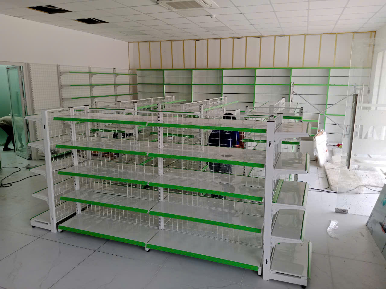 Chi ph&iacute; kệ b&agrave;y h&agrave;ng si&ecirc;u thị chiếm bao nhi&ecirc;u tổng vốn mở h&agrave;ng 