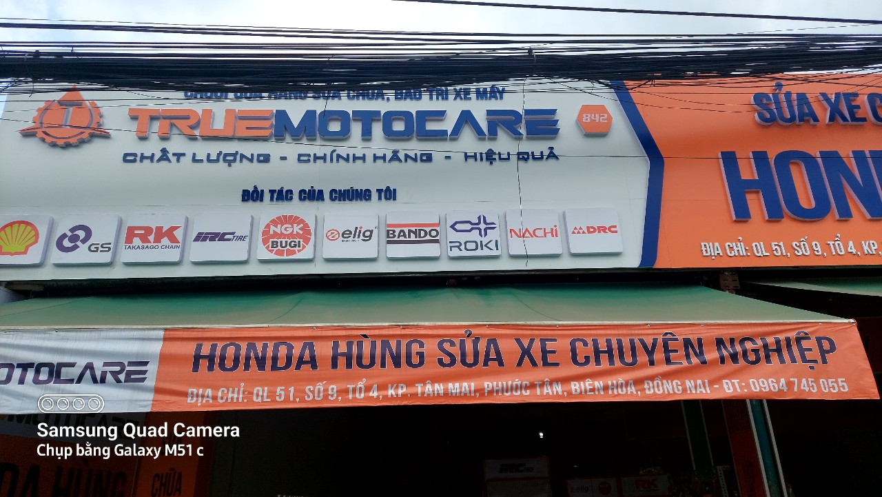 Cung cấp và lắp đặt kệ quảng cáo dầu nhớt phụ tùng lốp xe cho  Công ty TNHH Motocare