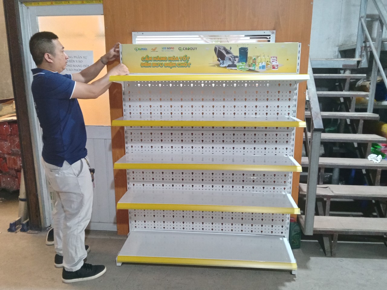 Gia c&ocirc;ng kệ quảng c&aacute;o c&oacute; g&igrave; kh&aacute;c kệ trưng b&agrave;y th&ocirc;ng thường 