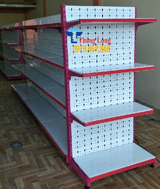 Lắp đặt kệ tôn đục lỗ màu hồng cho shop mẹ và bé tại Nghệ An 