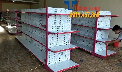 Lắp đặt kệ tôn đục lỗ màu hồng cho shop mẹ và bé tại Nghệ An