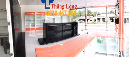 Lắp đặt kệ trưng bày cho cửa hàng phụ kiện điện thoại tại Bến Tre