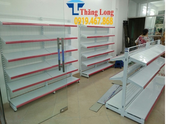 Lắp đặt kệ trưng bày giày cho cửa hàng Bitis