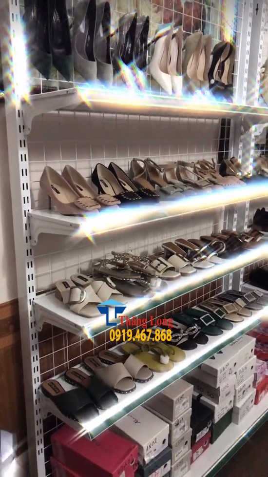 Lắp đặt kệ trưng bày giày dép tại Cao Bằng