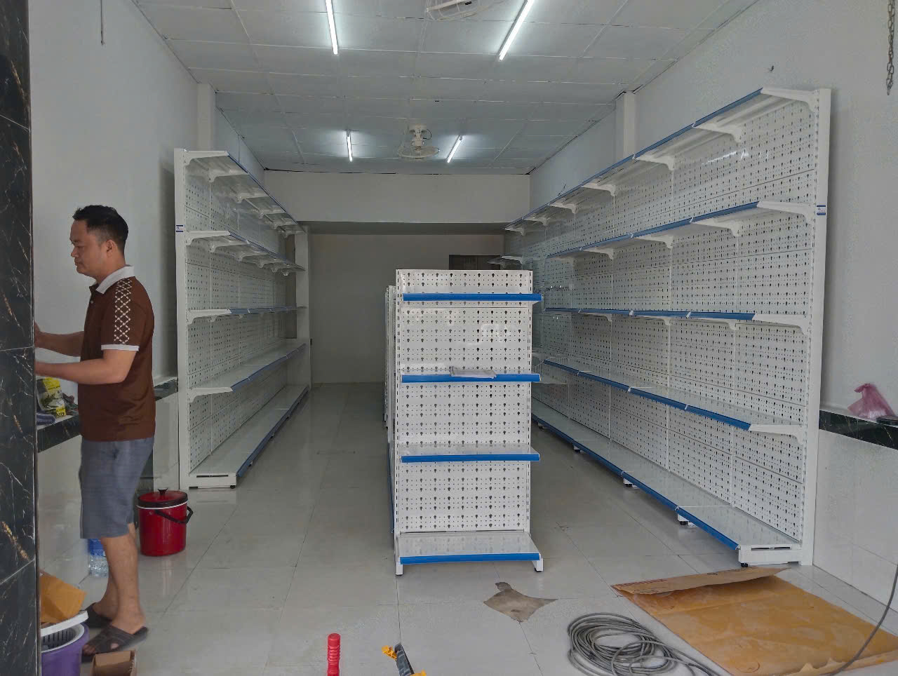 Thiết kế kệ để h&agrave;ng si&ecirc;u thị cho mặt bằng m&eacute;o, hẹp, kh&oacute; bố tr&iacute; 