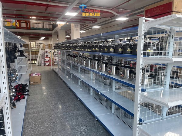 V&igrave; sao c&ugrave;ng l&agrave; kệ si&ecirc;u thị nhưng gi&aacute; lại ch&ecirc;nh lệch