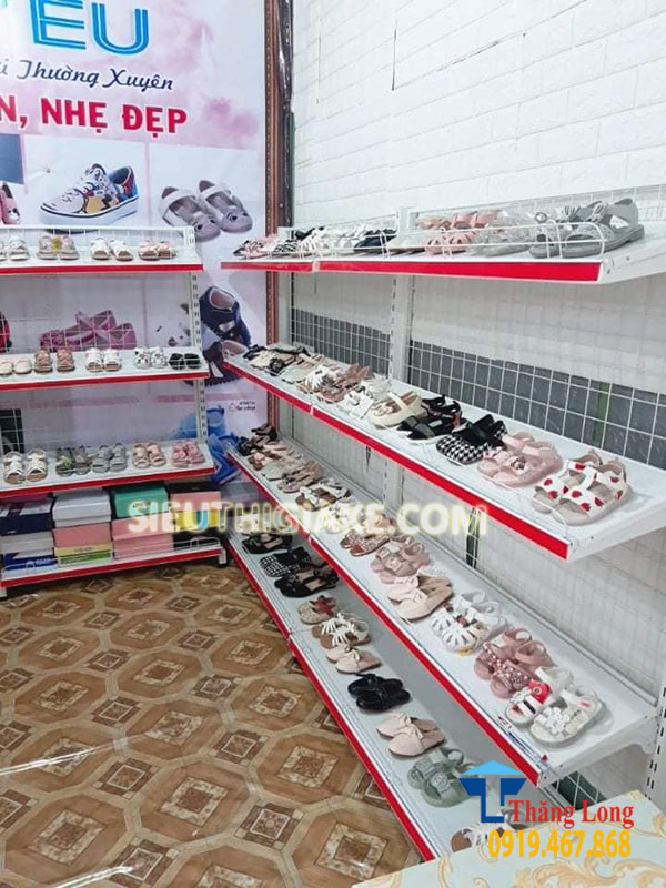 Lắp đặt giá kệ cho cửa hàng giày dép Bé Yêu tại Gia Lai