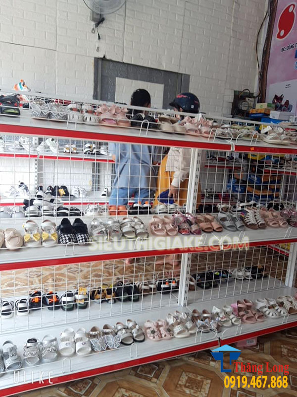 Lắp đặt giá kệ cho cửa hàng giày dép Bé Yêu tại Gia Lai