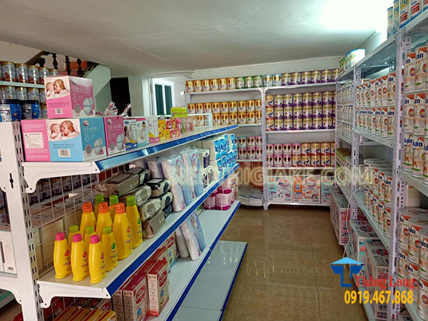 Lắp đặt kệ bày hàng cửa hàng sữa Tùng Trang Hòa Bình