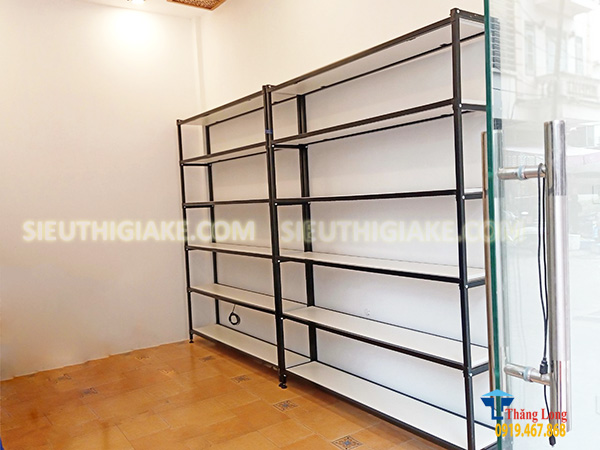 Lắp đặt kệ bày giày dép cho shop thời trang tại Cầu Giấy