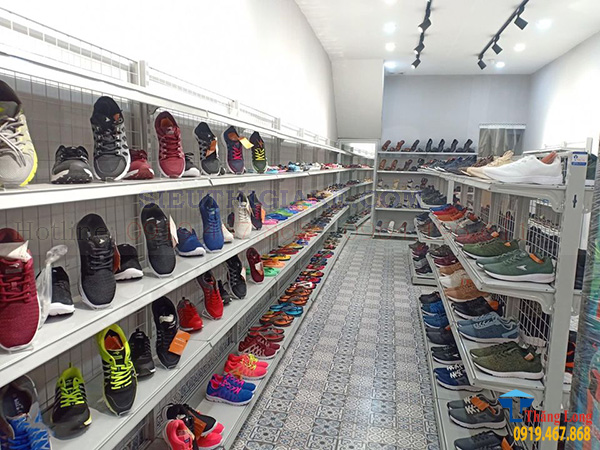 Lắp đặt kệ trưng bày giày dép cho shop giày Bitis Outlet Nguyễn Qúy Đức