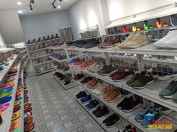 Lắp đặt kệ trưng bày giày dép cho shop giày Bitis Outlet Nguyễn Qúy Đức